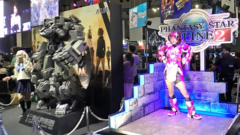 『PSO2』と『十三機兵防衛圏』のコスプレをしたコンパニオンたち