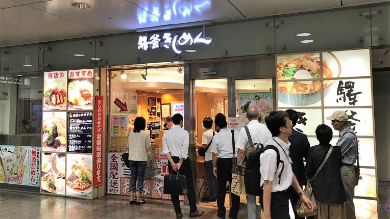 驛釜きしめんの店舗前行列