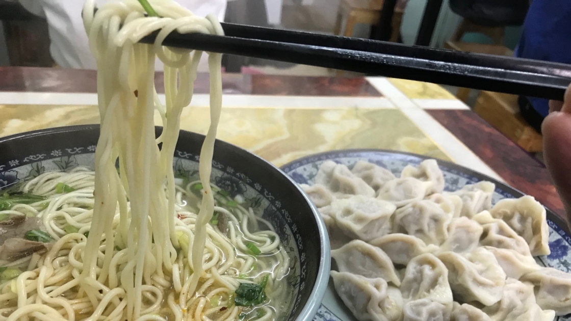 牛肉拉麺と牛肉水餃の２つで25元。びっくりするぐらいお腹いっぱい