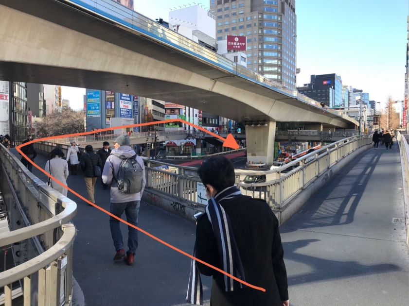 歩道橋の上