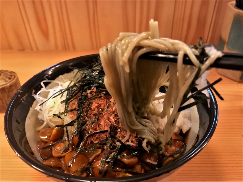 キノコおろし蕎麦。そばを手繰ったところ