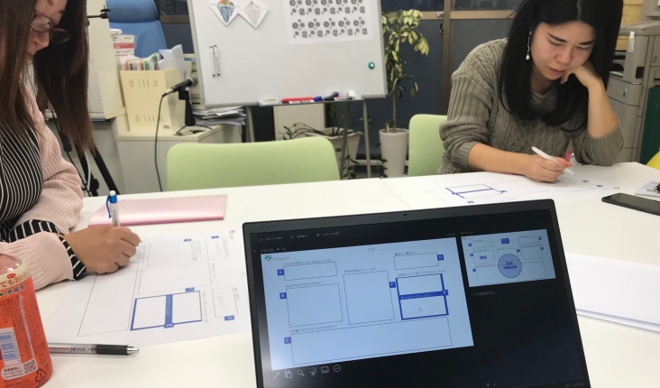 オリジナルシートに、想いを書き込んでいる様子