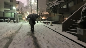 弊社事務所前。2018年1月22日18:18。すっかり雪景色です